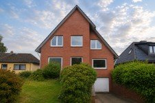 Hauptbild Großzügiges Zweifamilienhaus mit Garten, Garage und vielseitigem Entwicklungspotenzial